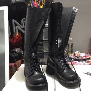 Vintage high top doc martens!